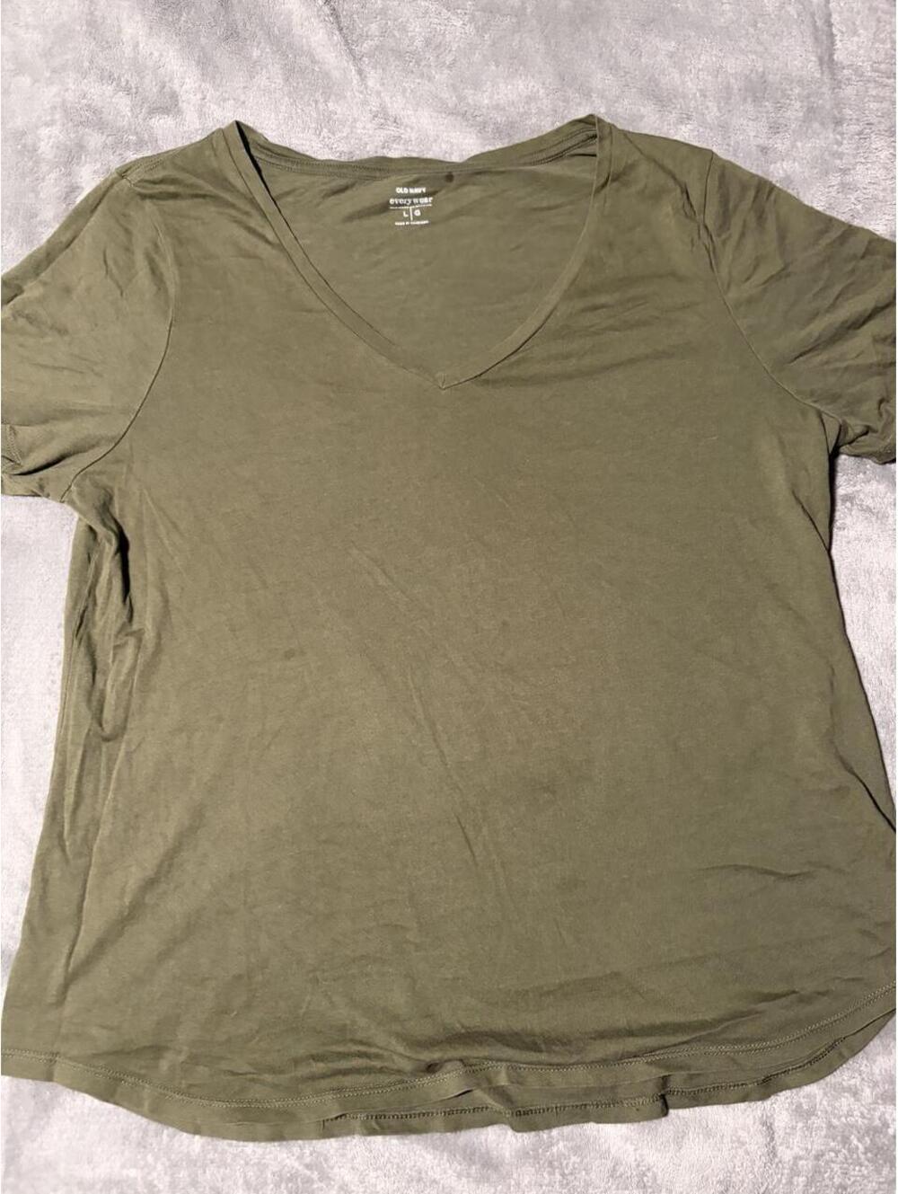 Old Navy olive green t-shirt - L - 0284